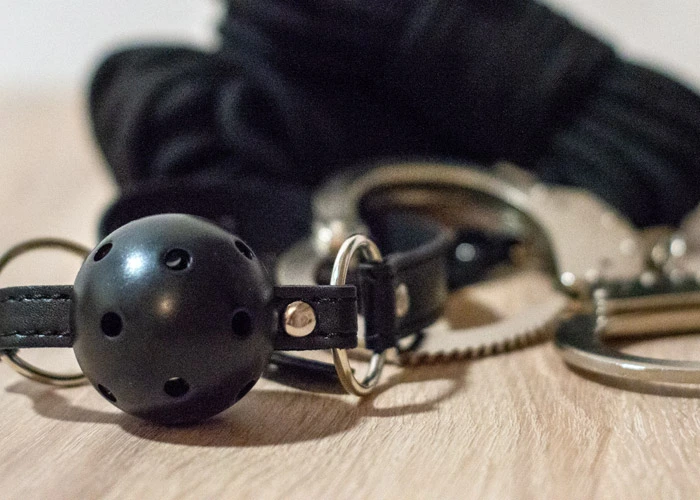 BDSM Ausrüstung mit Knebel, Handschellen und Seilen