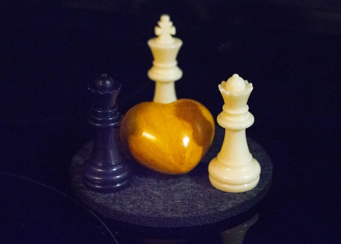 Dreier aus den Schachfiguren schwarze Dame und weiße Dame und dem weißem König