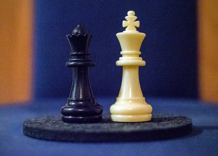 Schwarze Dame und weißer König vom Schach als Hetero Paar