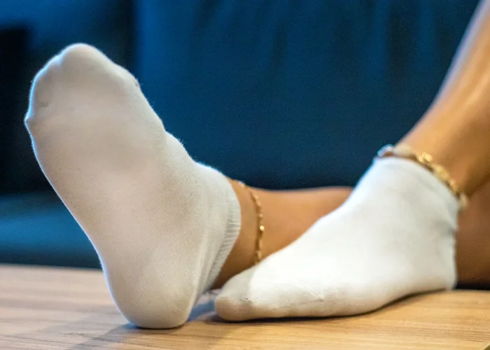 Fußfetisch Geschichten: Füße in weißen Söckchen mit Fußkettchen
