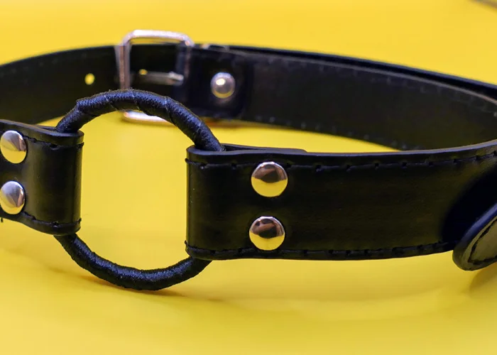 Schwarzer Ringknebel vor einem gelben Hintergrund