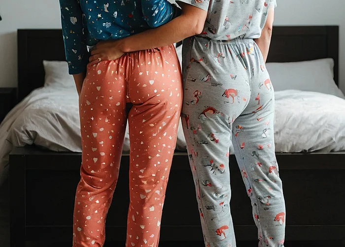 Lesbische Erfahrungen mit der besten Freundin: Zwei Frauen in süßen Pyjamas im Schlafzimmer