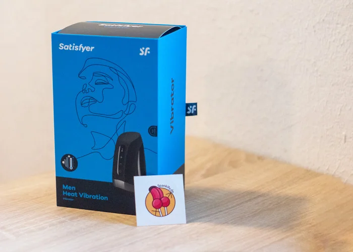 Satisfyer Men Heat Vibration Verpackung mit einem Spankify Sticker davor